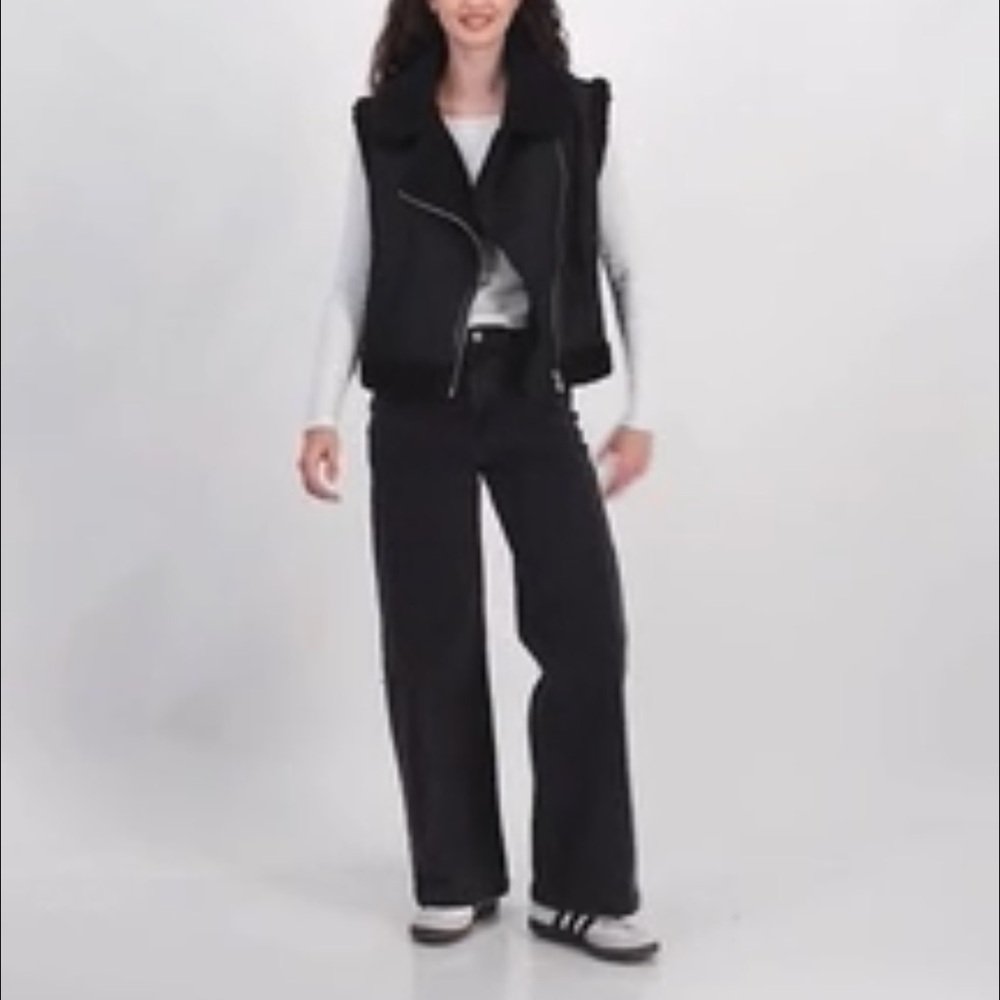 NWT Black Sleeveless Jacket with Zipper